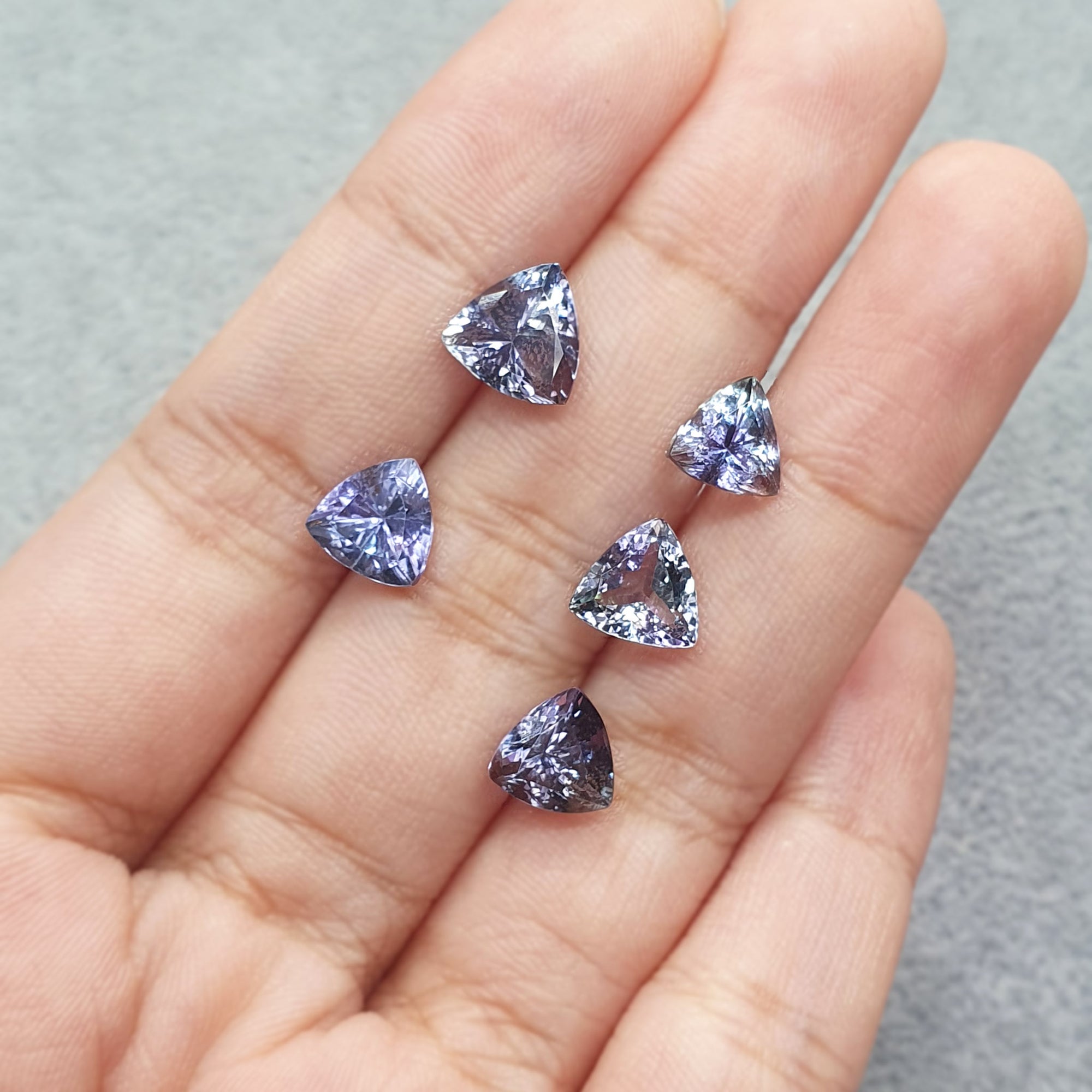 UNHEAT TANZANITE TRILLION 1.37- 1.83CT G126