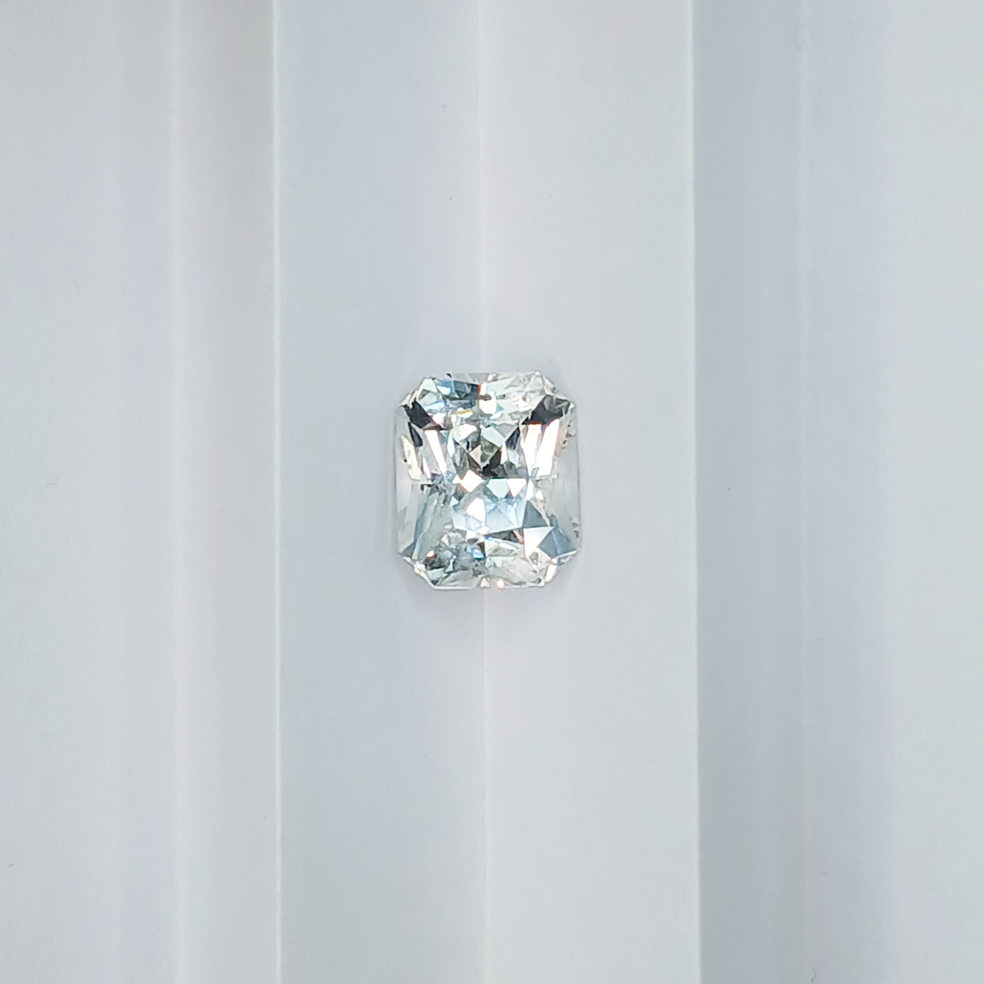 G712	WHITE SAPPHIRE EMERALD 3.78CT